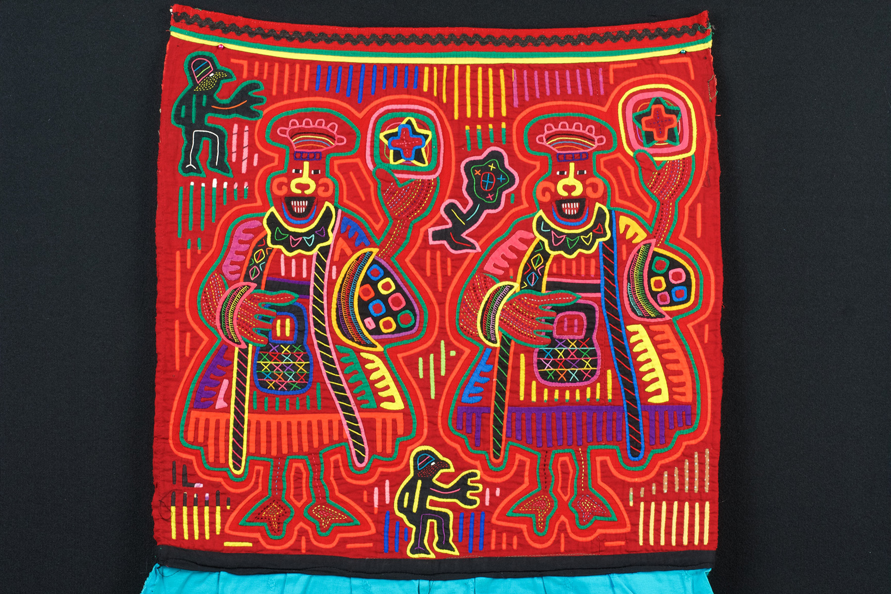 Mola with two shamans holding peperpots